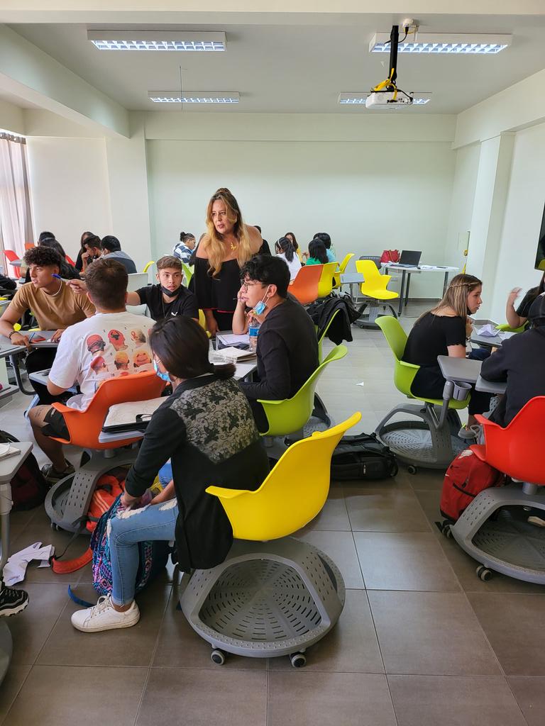 xaragay's tweet photo. Hoy, junto con @XaviPascual1 , hemos seguido realizando observaciones en aula, focus group y entrevistas en las carreras innovadoras de @UnifranzBolivia en su sede de Cochabamba, dentro de la evaluación de proceso de la metodología #RIEDUSIS de https://t.co/3WE0BEd3NB https://t.co/CyeKZFdcZi