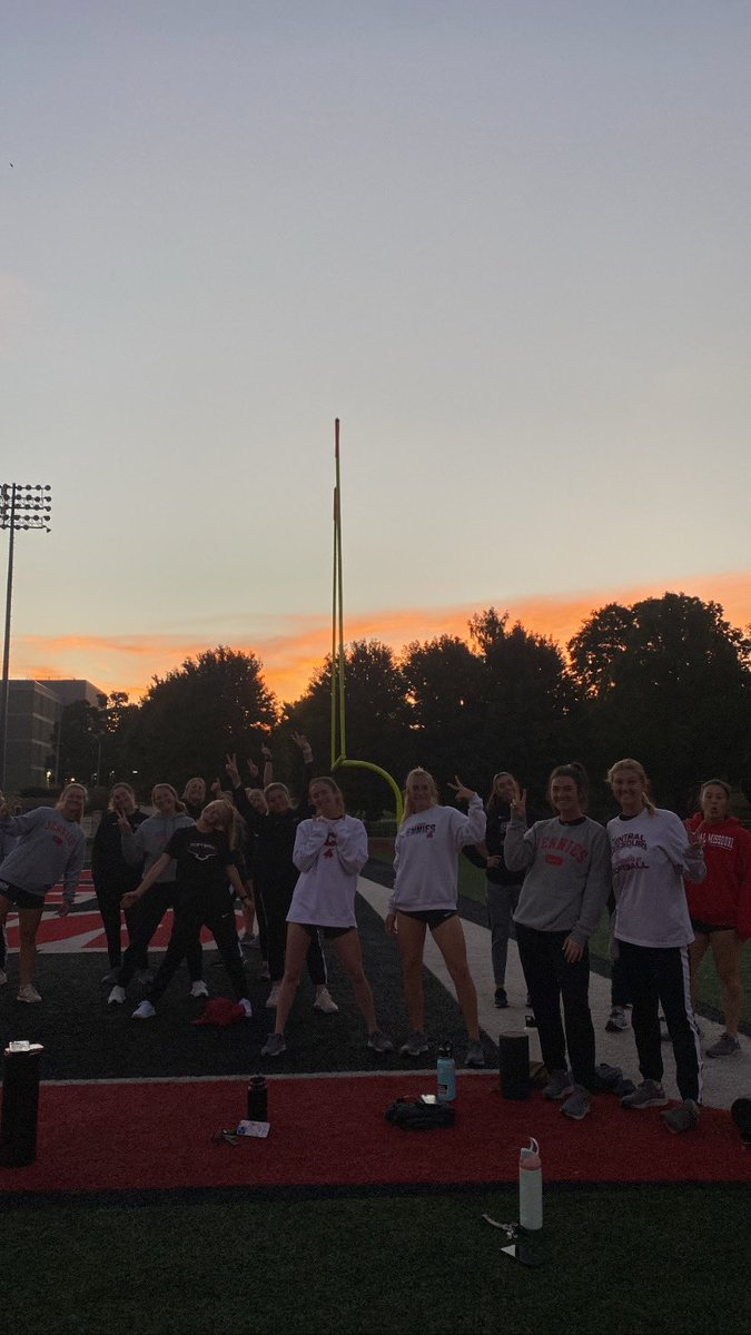 UCMJensSoftball's tweet photo. Great morning workout with a beautiful sunrise 🌅…
then always special to visit the students at the elementary schools for our UCM Literacy Team 📚📖🐴 https://t.co/DMZgZpuwHU