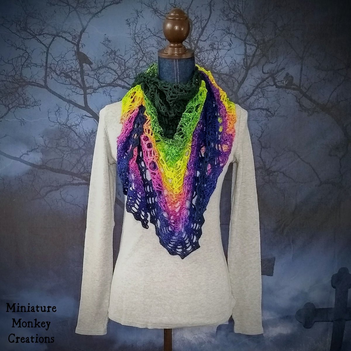 MiniMonkeyCreat's tweet photo. It's definitely #SpookySeason around here. I've got 2 big triangular #skull #shawls ready to ship. One is a dark green-bright green-yellow-pink-purple-dark blue limited edition gradient 100% cotton yarn in an all over lacy skull design.
#MiniMonkeyCreat #handmade #crochet https://t.co/5YwJYDgzII