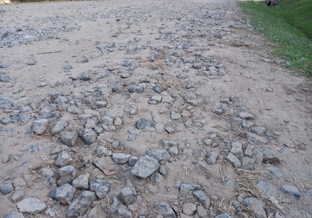 Pablodreamer_'s tweet photo. @cronica @ArielSujarchuk necesitamos ayuda urgente. Años pidiendo asfalto y nada. Piedras, camiones de municipalidad que pasan todos los días, autos corriendo, cubiertas rotas. Por favor vengan y vean. Rivadavia y esmeralda. Maswicht escobar https://t.co/V3seFKP8bq
