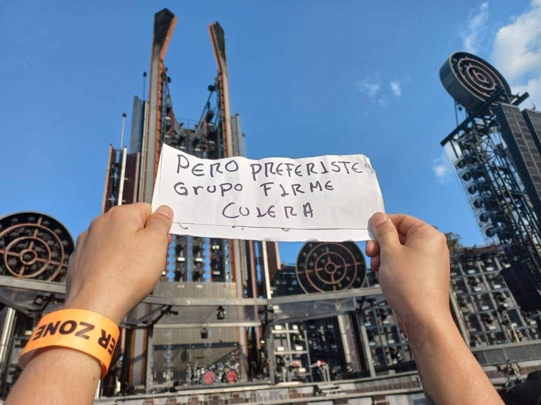 lucioneshot's tweet photo. El memaso jajaja #RammsteinMx #Rammstein #GrupoFirme https://t.co/d1LyAPewJO