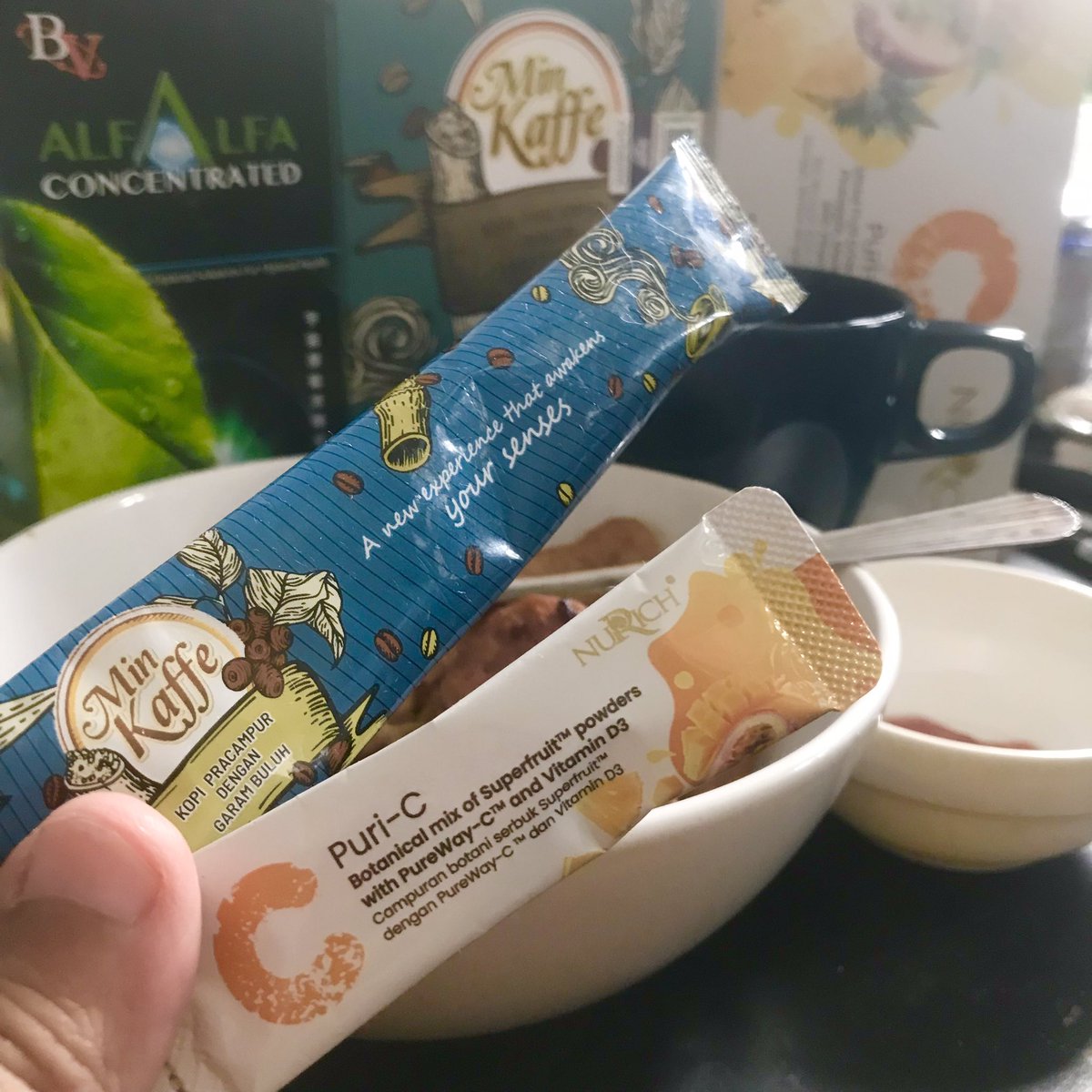 Azmi_Zahari_'s tweet photo. Bismillah,,,,jemput minum,,settled borak2 dgn Mentor 🥰
.
Selamat menjemput rezeki
.
#Bvalfalfa #PuriC #Minkaffe https://t.co/nByFnV6ql3