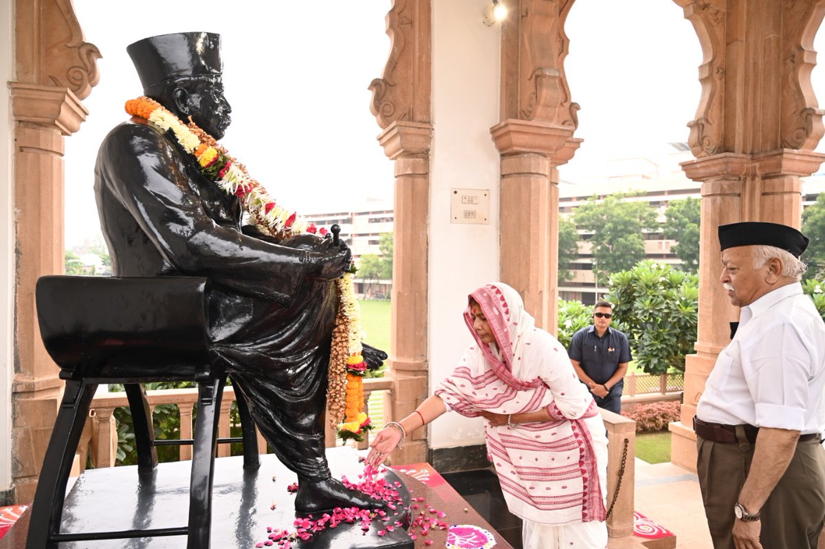 RSSorg's tweet photo. Chief guest of today's #RSSVijayadashami2022 Utsav, Smt. Santosh Yadav ji &amp; Pu.Sarsanghchalak, Dr. Mohan ji Bhagwat offered their respects at Poojaneeya Dr. Hedgewar ji's and Poojaneeya Sri Guruji 's samadhi sthal. https://t.co/AIUQNrU6jP