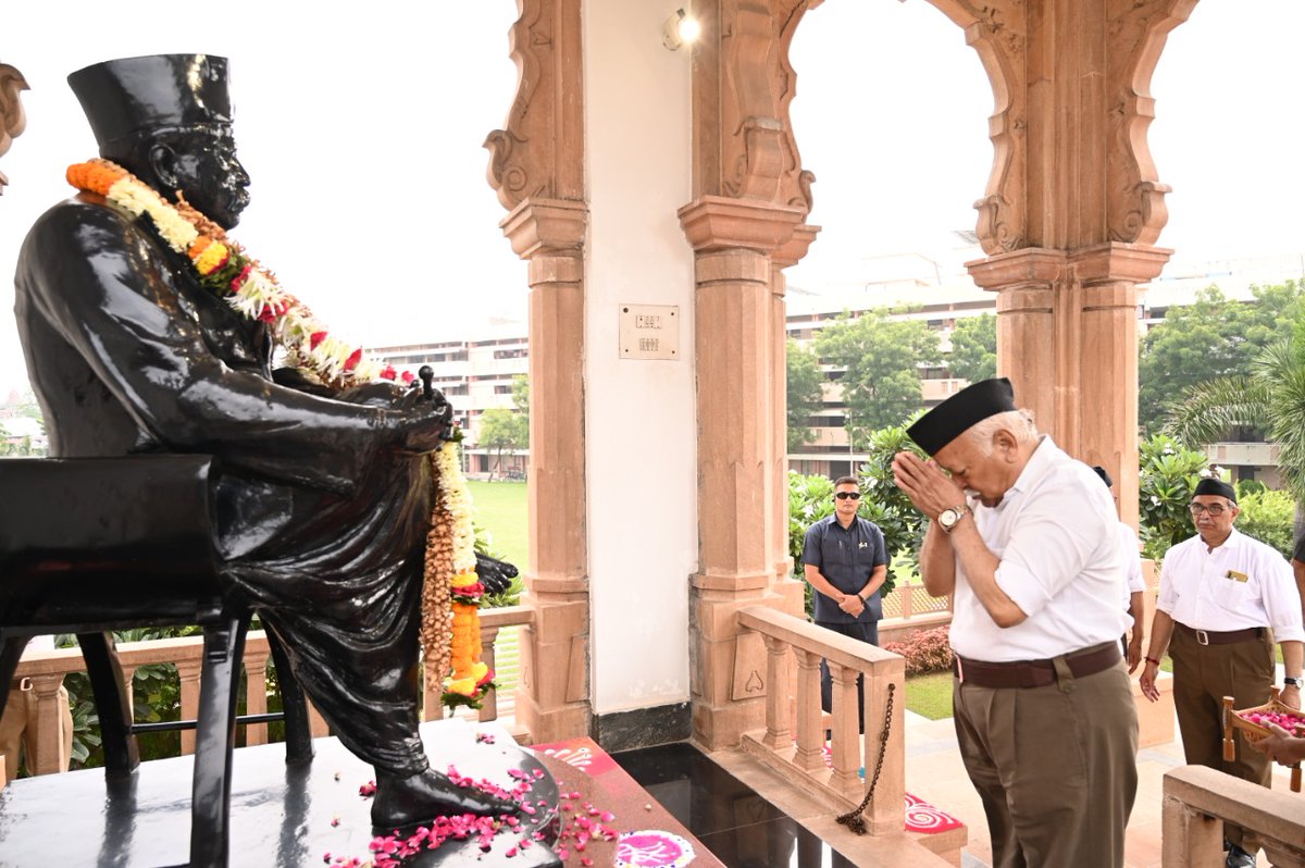 RSSorg's tweet photo. Chief guest of today's #RSSVijayadashami2022 Utsav, Smt. Santosh Yadav ji &amp; Pu.Sarsanghchalak, Dr. Mohan ji Bhagwat offered their respects at Poojaneeya Dr. Hedgewar ji's and Poojaneeya Sri Guruji 's samadhi sthal. https://t.co/AIUQNrU6jP