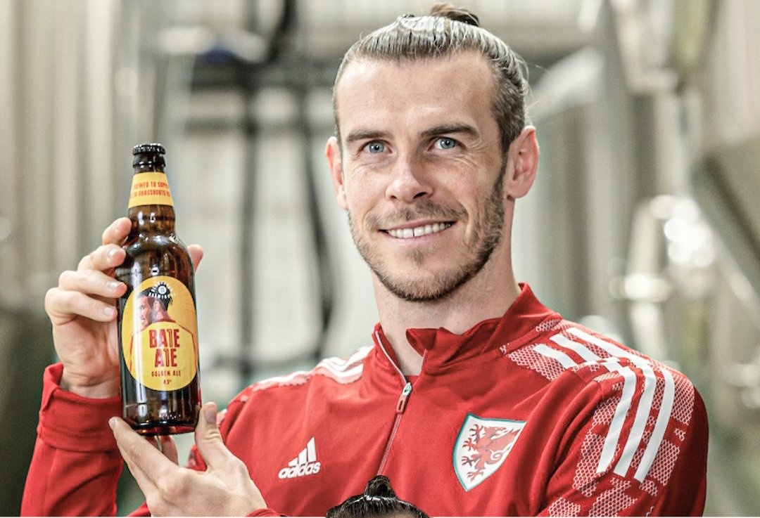 HTrickk's tweet photo. 🏴󠁧󠁢󠁷󠁬󠁳󠁿 #GarethBale sacó su cerveza, a la que llamó #BaleAle Es en conmemoración del regreso de #Gales a un mundial tras 64 años de ausencia. La última vez que asistieron a un mundial fue #Suecia1958 ¿Qué tal le irá a los #Dragones en #Qatar2022? https://t.co/IKviHERl40