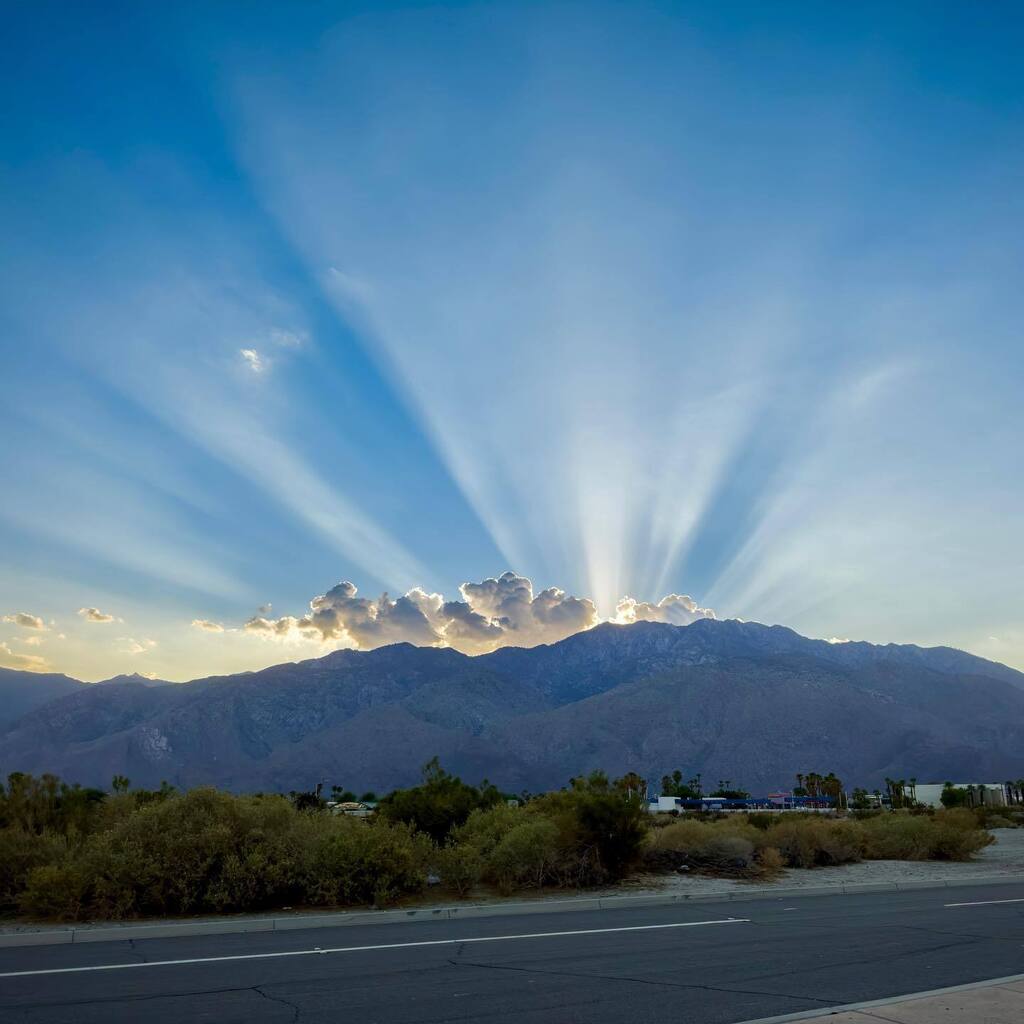jonalbiar's tweet photo. There is some magic happening in the sky tonight. #palmsprings #magicmountains #cloudporn #skyline https://t.co/mSLsRBB1zQ https://t.co/e6kJQP0kdg