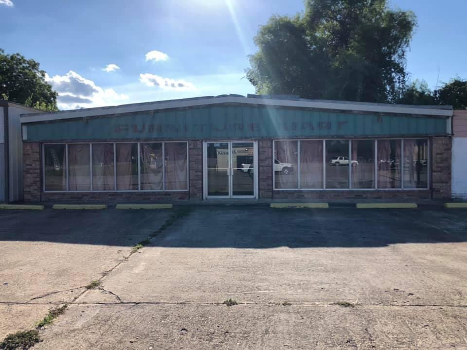 Line_Cutterz's tweet photo. The before and after for one of the four commercial properties we purchased and renovated in West Columbia Texas! 
#renovation #ragstoriches #linecutterz #wherewecallhome #asseenonsharktank #chasingdreams https://t.co/Qe1zSeXzge