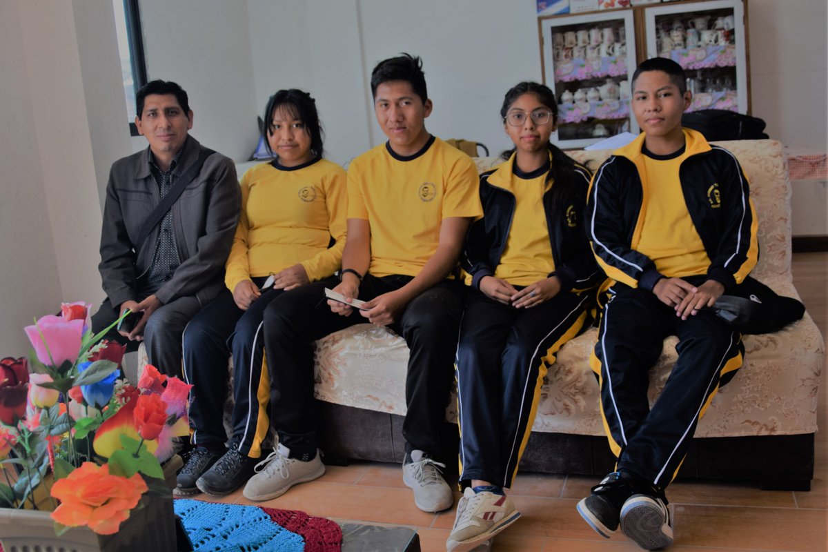 TEDCochabamba's tweet photo. Los estudiantes de la Unidad Educativa Eusebio Tudela I: Jade Cristel Baltazar, Jerry Aldo Peñaranda, Nicol Mayde Bejarano y Julio Cesar Cruz, competirán este miércoles en la semifinal de las Olimpiadas de la #DemocraciaIntercultural2022. https://t.co/KY3Gq2JeF3