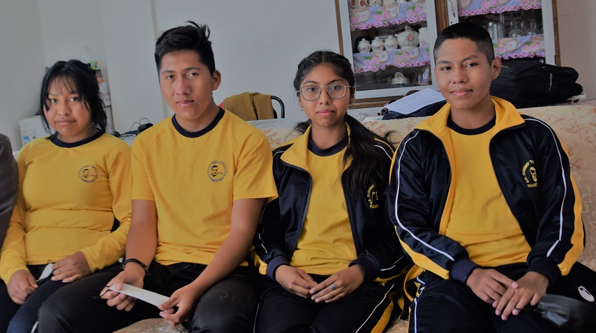 TEDCochabamba's tweet photo. Los estudiantes de la Unidad Educativa Eusebio Tudela I: Jade Cristel Baltazar, Jerry Aldo Peñaranda, Nicol Mayde Bejarano y Julio Cesar Cruz, competirán este miércoles en la semifinal de las Olimpiadas de la #DemocraciaIntercultural2022. https://t.co/KY3Gq2JeF3