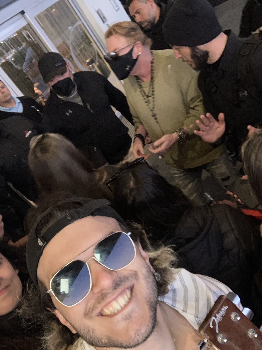 Mr_Alvin_F's tweet photo. jsjaj cómo q Axl me firmó la guitarra todavía no caigo #GunsNRoses #AxlRose https://t.co/LE8ITA80Xl
