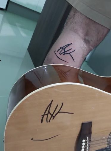 Mr_Alvin_F's tweet photo. jsjaj cómo q Axl me firmó la guitarra todavía no caigo #GunsNRoses #AxlRose https://t.co/LE8ITA80Xl