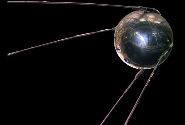 Este 4 de octubre se cumplen 65 años del lanzamiento por la Unión Soviética en 1957 del Sputnik 1, primer intento no fallido de poner en órbita un satélite artificial alrededor de la Tierra  bit.ly/3SUQz3H