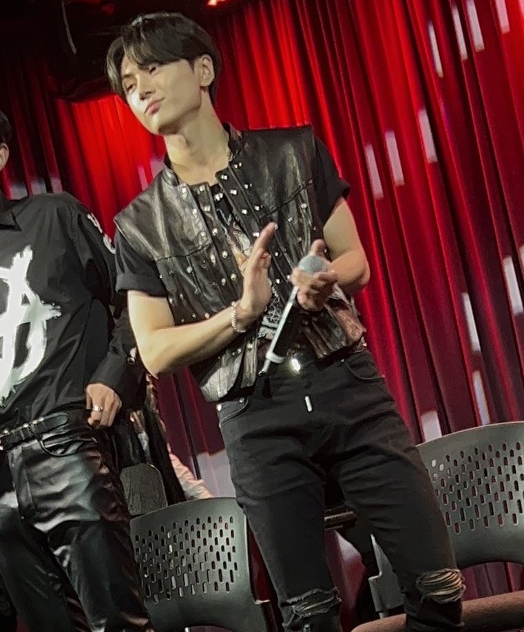 0420MEDIA's tweet photo. JAY TODAY OMG #ENHYPEN_JAY https://t.co/6KiGp5EiqO