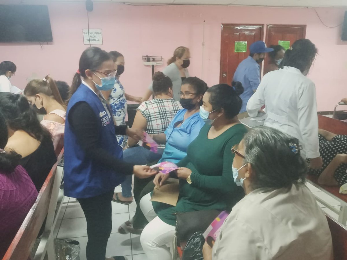 MifamManagua's tweet photo. #Managua │#DistritoTres
✅ Protagonistas del Hospital Bertha Calderón con los pacientes y personal médico de esta institución, recibieron charla🗣 sobre el contenido uso de la Cartilla para la Prevención del Femicidio🙇♀️.
#AmorALaFamilia #AmorALaVida #Nicaragua https://t.co/Zq6fvTTfNk