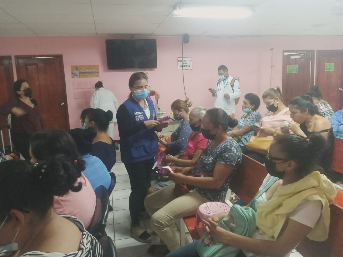 MifamManagua's tweet photo. #Managua │#DistritoTres
✅ Protagonistas del Hospital Bertha Calderón con los pacientes y personal médico de esta institución, recibieron charla🗣 sobre el contenido uso de la Cartilla para la Prevención del Femicidio🙇♀️.
#AmorALaFamilia #AmorALaVida #Nicaragua https://t.co/Zq6fvTTfNk
