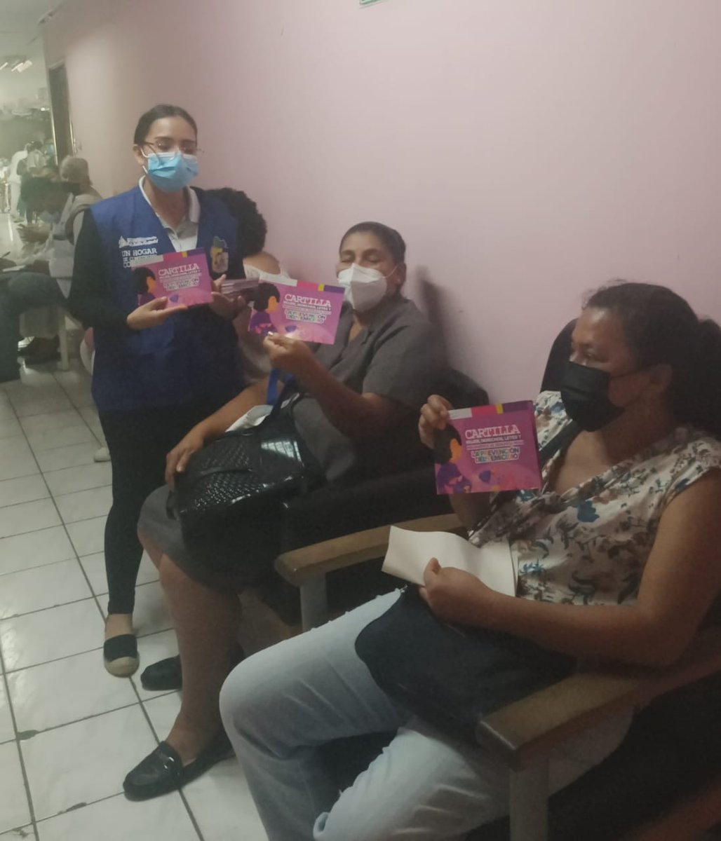 MifamManagua's tweet photo. #Managua │#DistritoTres
✅ Protagonistas del Hospital Bertha Calderón con los pacientes y personal médico de esta institución, recibieron charla🗣 sobre el contenido uso de la Cartilla para la Prevención del Femicidio🙇♀️.
#AmorALaFamilia #AmorALaVida #Nicaragua https://t.co/Zq6fvTTfNk