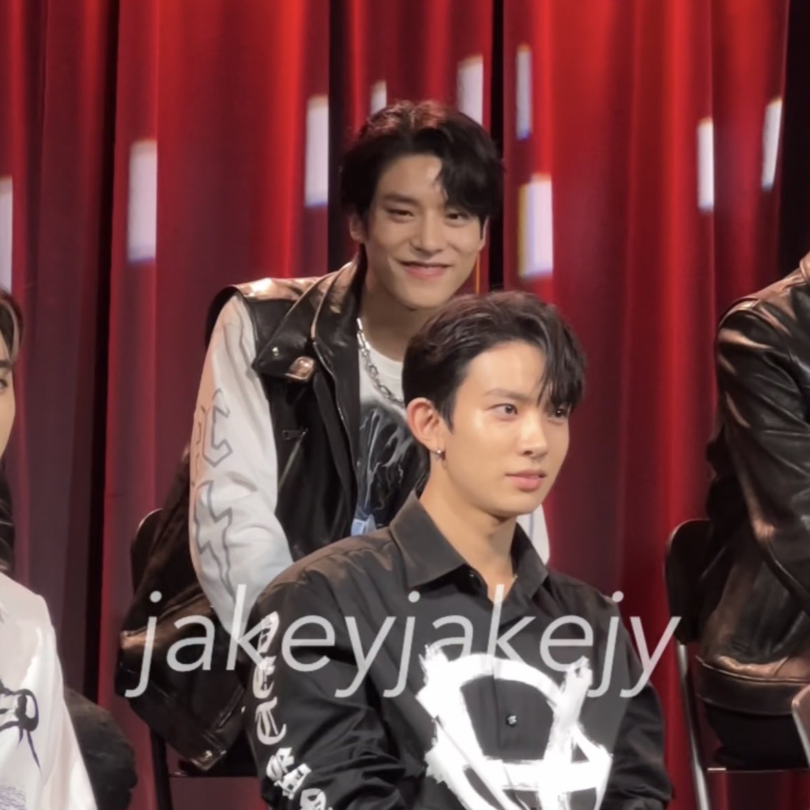 jakeyjakejy's tweet photo. 제이크 관심 끌기 성공 ㅋㅋㅋ https://t.co/5XdoBxDQ1T