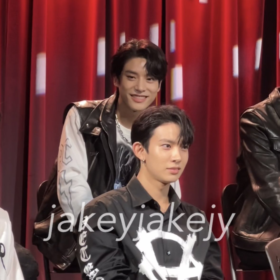 jakeyjakejy's tweet photo. 제이크 관심 끌기 성공 ㅋㅋㅋ https://t.co/5XdoBxDQ1T
