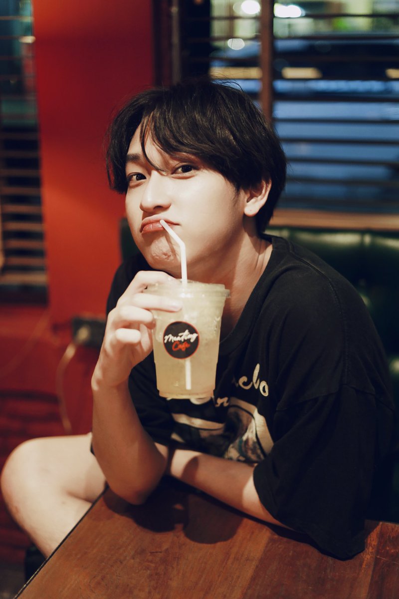chimon_official's tweet photo. หน้าดื้อออออ 😈🍹
@Chimonac 
#ชิม่อนไงจะใครหล่ะ 
#ChimonWachirawit https://t.co/Vmb6iNHlZz