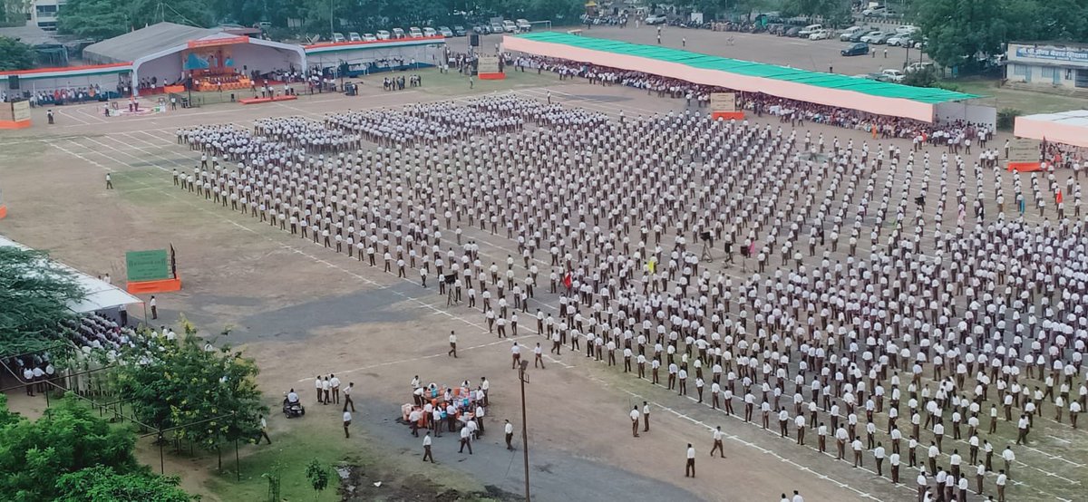 RaviSANKHI's tweet photo. #RSSVijayadashami2022 Utsav started with highly disciplined route March @RSSorg ⛳️⛳️ https://t.co/VlNFS8tngv