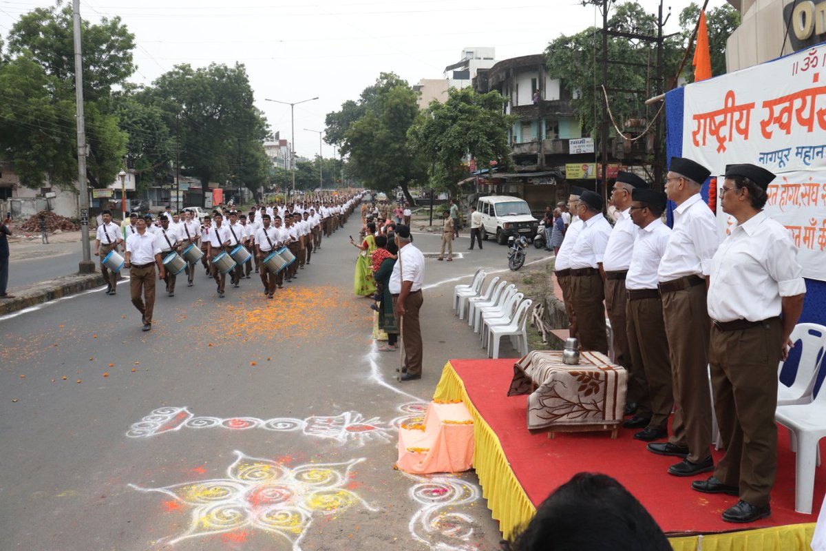 RaviSANKHI's tweet photo. #RSSVijayadashami2022 Utsav started with highly disciplined route March @RSSorg ⛳️⛳️ https://t.co/VlNFS8tngv