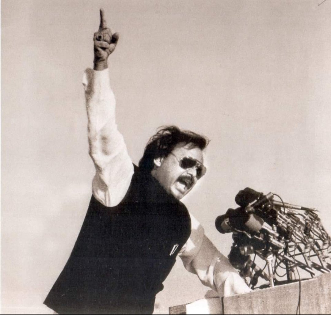 Waqar_Altafi's tweet photo. Altaf Hussain bhai is a person who gives us not only the knowledge but also inspiration to live peaceful life.
Actually Altaf Hussain bhai is the real meaning of our successful life ❤️
Salute to My Dear owesome Teacher QET Altaf Hussain Bhai🙏
#happyteachersday
#AltafHussain #MQM https://t.co/2IQ7Owk0rk
