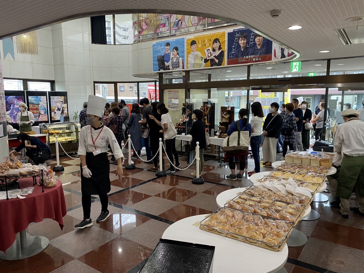 tbcoyama's tweet photo. 学生スイーツ店「egg smile」が11：30よりオープン！！
現在もとても多くのお客様にご来店いただいております！ https://t.co/LiyHFz2Hrs