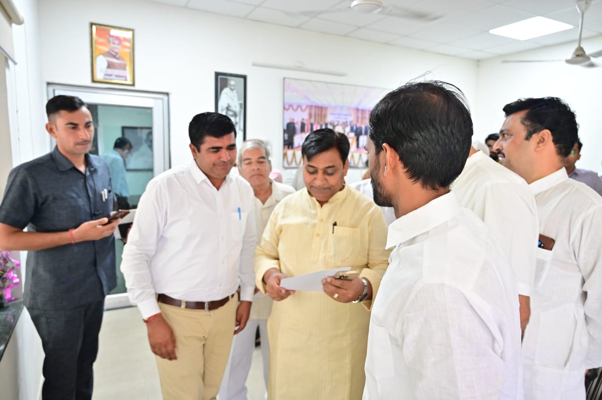 PRESIDENTBKN2's tweet photo. पीसीसी चीफ आदरणीय गोविंद सिंह जी डोटासरा से मुलाकात कर वेतन कटौती सहित विभिन्न मांगों के लिए ज्ञापन देकर संगठन की मांगें पूरी किए जाने हेतु माँग की।
मुख्यमहामंत्री @DrAshokJat व बाजिया जी उपस्थित रहे।
@RajCMO
@GovindDotasra @artizzzz @ashokgehlot51 @MohanSihag24 @SumerKhatana8 https://t.co/tTGiTz8tDN