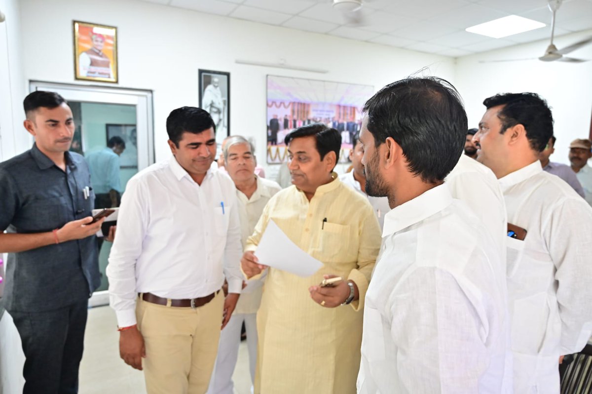 PRESIDENTBKN2's tweet photo. पीसीसी चीफ आदरणीय गोविंद सिंह जी डोटासरा से मुलाकात कर वेतन कटौती सहित विभिन्न मांगों के लिए ज्ञापन देकर संगठन की मांगें पूरी किए जाने हेतु माँग की।
मुख्यमहामंत्री @DrAshokJat व बाजिया जी उपस्थित रहे।
@RajCMO
@GovindDotasra @artizzzz @ashokgehlot51 @MohanSihag24 @SumerKhatana8 https://t.co/tTGiTz8tDN