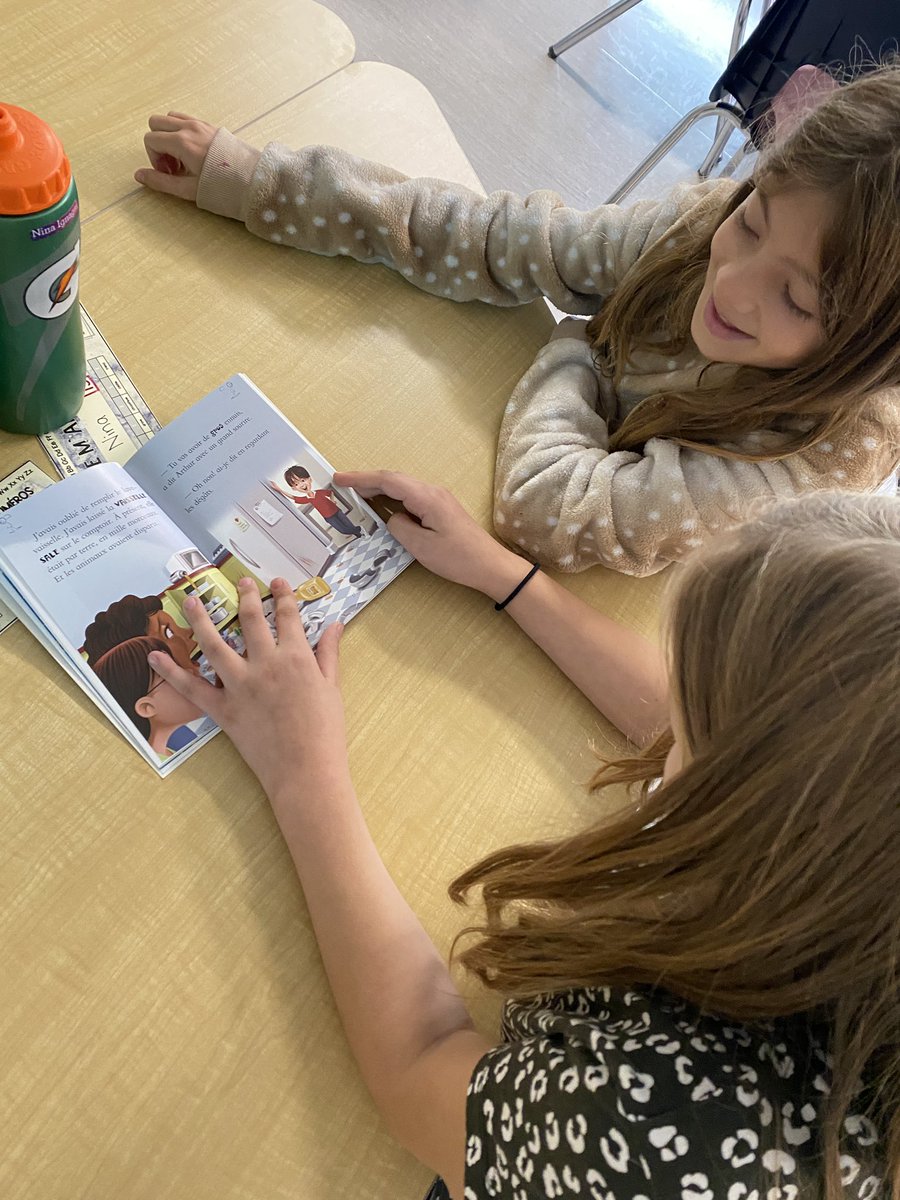 mlle_fsl's tweet photo. On fait des prédictions en utilisant les images, les connaissances personnelles, et les indices dans le texte. 📖 Ss made predictions using clues &amp; useful words/ phrases to share their thinking with a partner. #french #PredictionPros #literacy @BHNFrench https://t.co/hawWqeJVcI