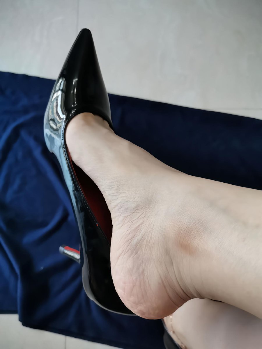 MisLinhChi's tweet photo. Giày sắp rơi rồi đó #femdom #misstress #slave https://t.co/qmj27E3L90