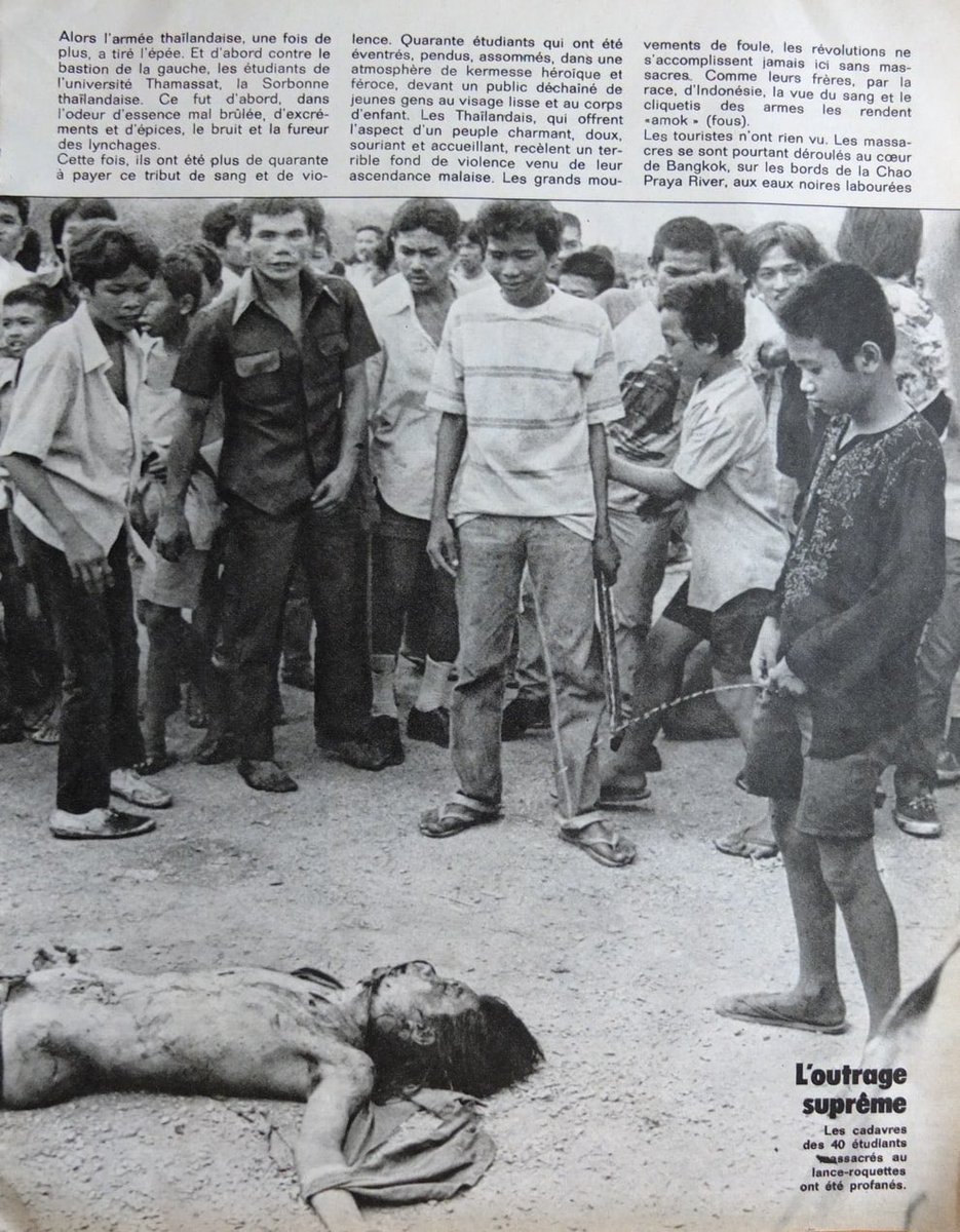 เด็กคนหนึ่งปัสสาวะรดใส่ศพของนักศึกษาที่ถูกกองกำลังฝ่ายขวาปราบปราม ในระหว่างการสังหารหมู่ที่ธรรมศาสตร์ท่าพระจันทร์พร้อมกับผู้คนที่กำลังยืนชมอย่างมีความสุข สยามดินแดนแห่งรอยยิ้ม? #6ตุลา