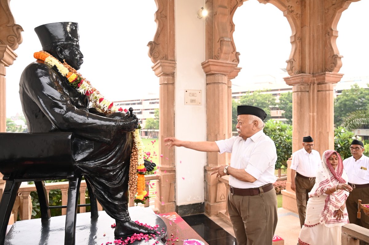 Harshitmhjn's tweet photo. विजयादशमी पर्व की हार्दिक शुभकामनाएँ

“हमारे समाज की एकता का सूत्र अपनी संस्कृति, समान पूर्वजों के गौरव का मन में उठने वाला समान तरंग, तथा अपनी इस परम पवित्र मातृभूमि के प्रति विशुद्ध भक्तिभाव यही है. हिन्दू शब्द से वही अर्थ अभिव्यक्त होता है.”
#RSSVijayadashami2022 https://t.co/FnMZzgxxhL