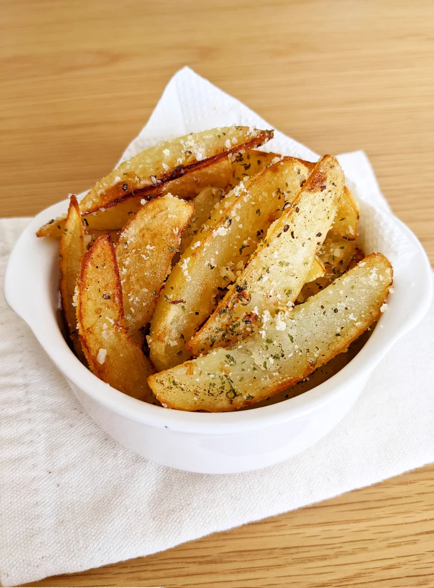 じゃがいもの大量消費に！チーズとパセリの風味が最高な、フライドポテト。