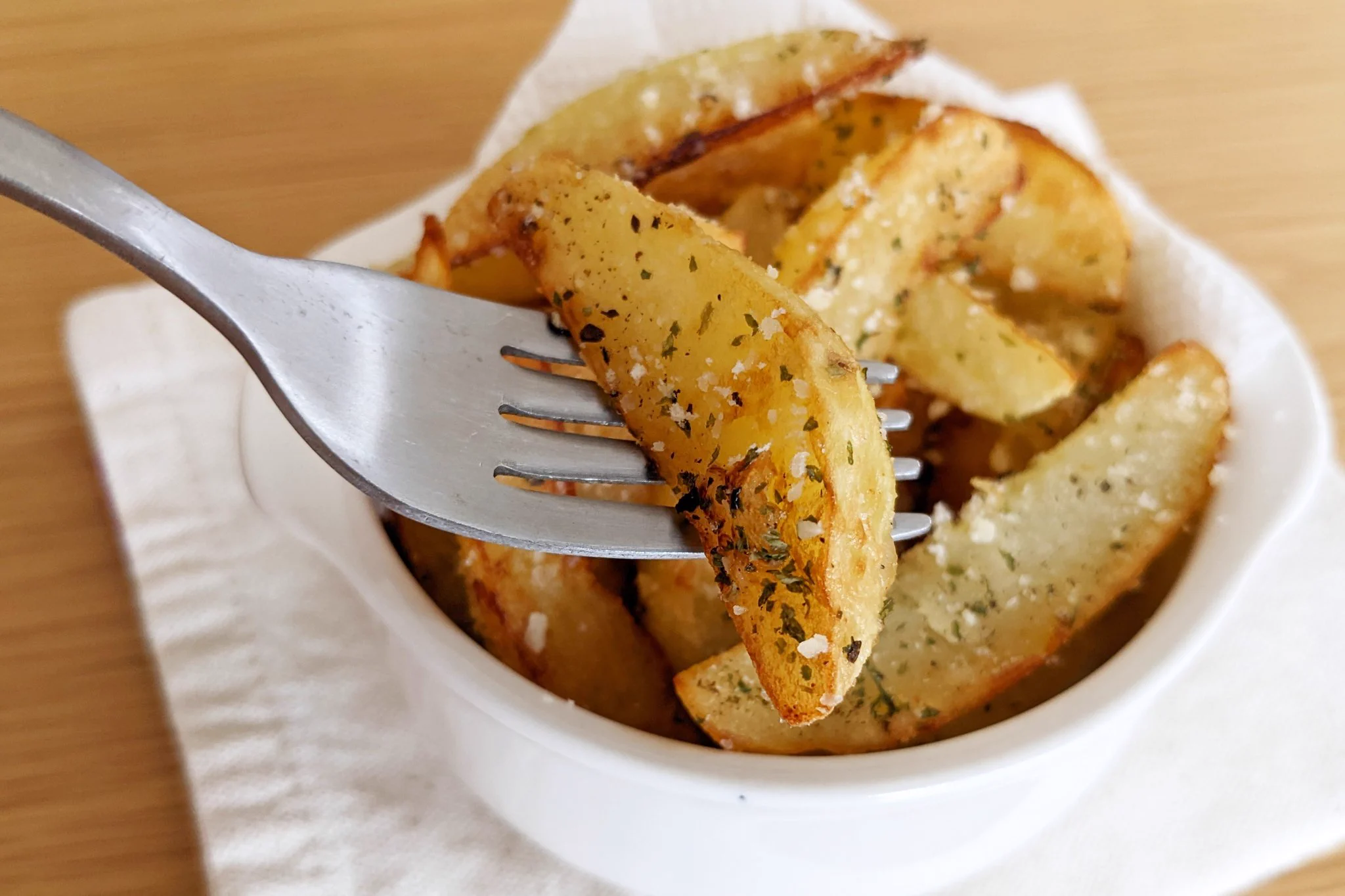 じゃがいもの大量消費に！チーズとパセリの風味が最高な、フライドポテト。