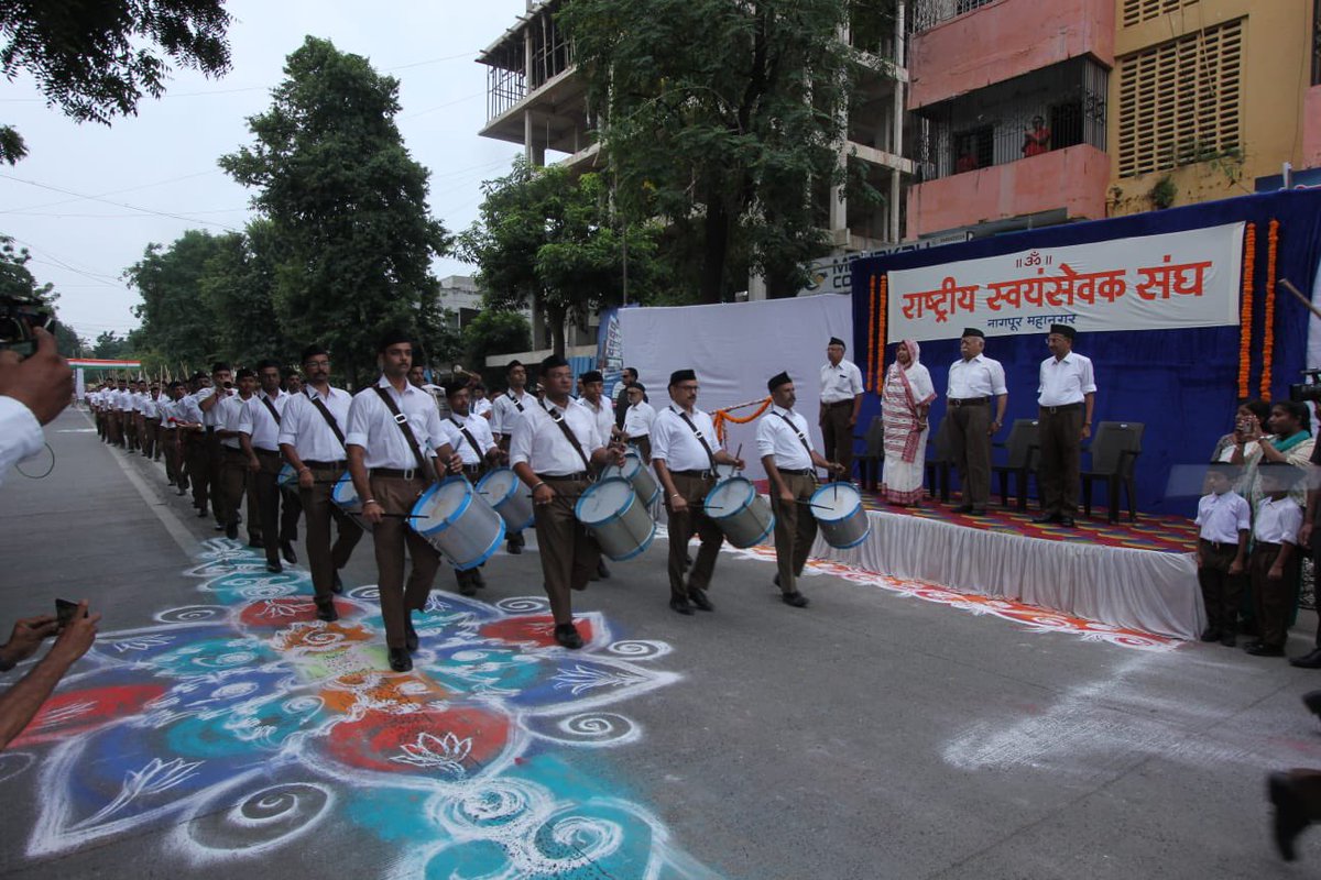 friendsofrss's tweet photo. RSS Swayamsevaks organised path sanchalan in Nagpur on the auspicious occasion of Vijayadashmi. 

RSS Sarsanghchalak Dr Mohan Bhagwat Ji and Chief Guest of #RSSVijayadashami2022 Padam Shri Santosh Yadav Ji are present. https://t.co/7yu7k3T0nX