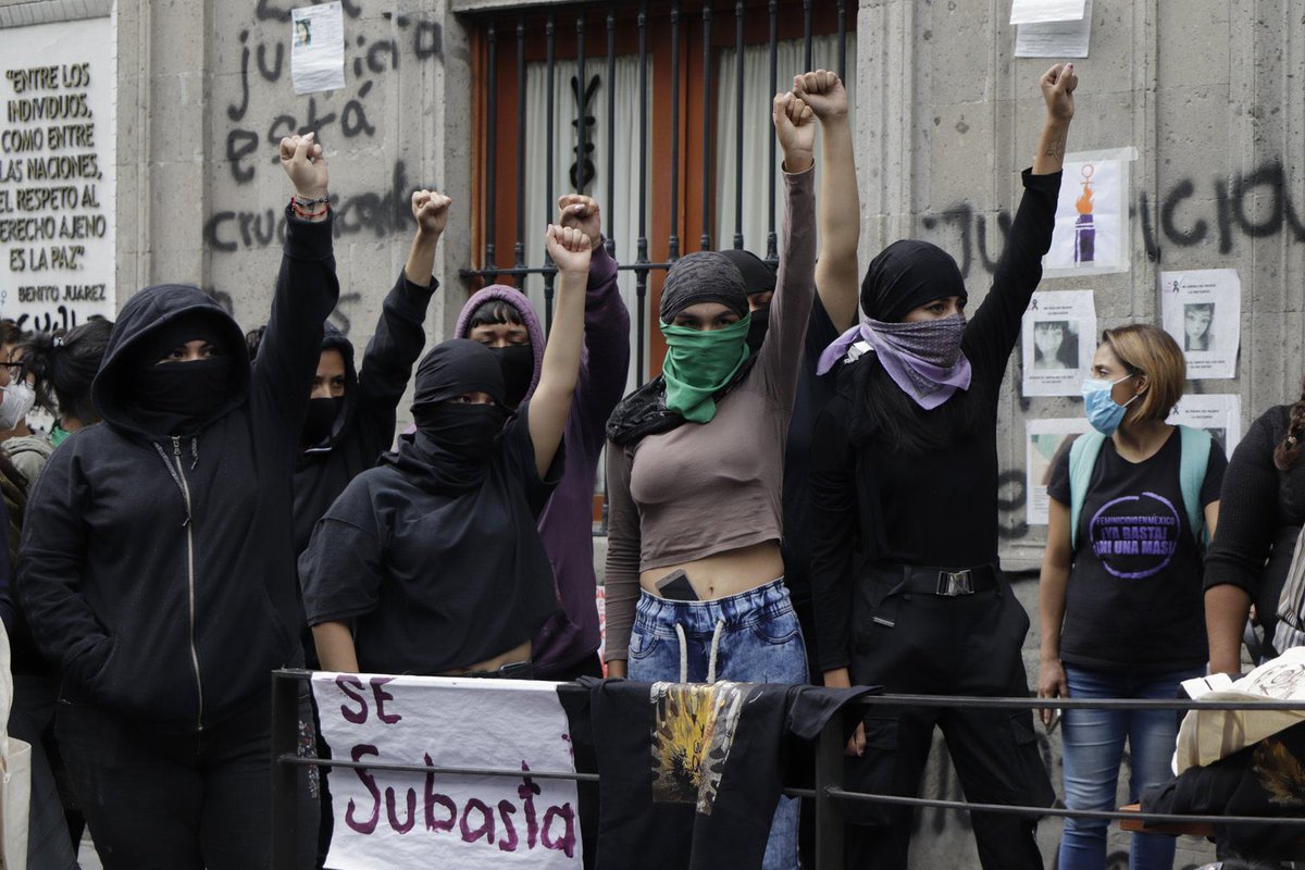 VIM_Media's tweet photo. 🚨A hacker group has released classified government &amp; military communications from various countries in Latin America. In Mexico, the military has been using Pegasus spyware &amp; spying on parents of the 43 normalistas, feminist collectives &amp; anarchists throughout the country.😡🖤🧵 https://t.co/Azvh8hz79R