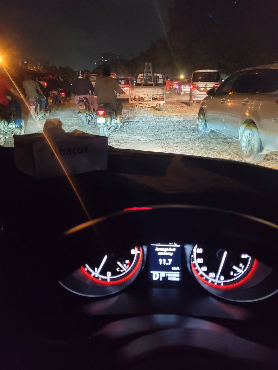 PawanKdevnani's tweet photo. #KarachiKaMasla Jail chowrangi bridge. Roz thousand liters petrol waste Hota hoga, because of road conditions. Anyone who can help karachi? @HamidMirPAK @hinaparvezbutt @najamsethi @geonews_urdu @OfficialDGISPR @betterpakistan https://t.co/3LjN8Kz8YM