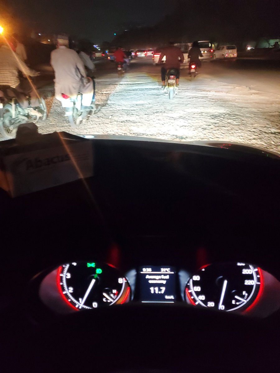 PawanKdevnani's tweet photo. #KarachiKaMasla Jail chowrangi bridge. Roz thousand liters petrol waste Hota hoga, because of road conditions. Anyone who can help karachi? @HamidMirPAK @hinaparvezbutt @najamsethi @geonews_urdu @OfficialDGISPR @betterpakistan https://t.co/3LjN8Kz8YM