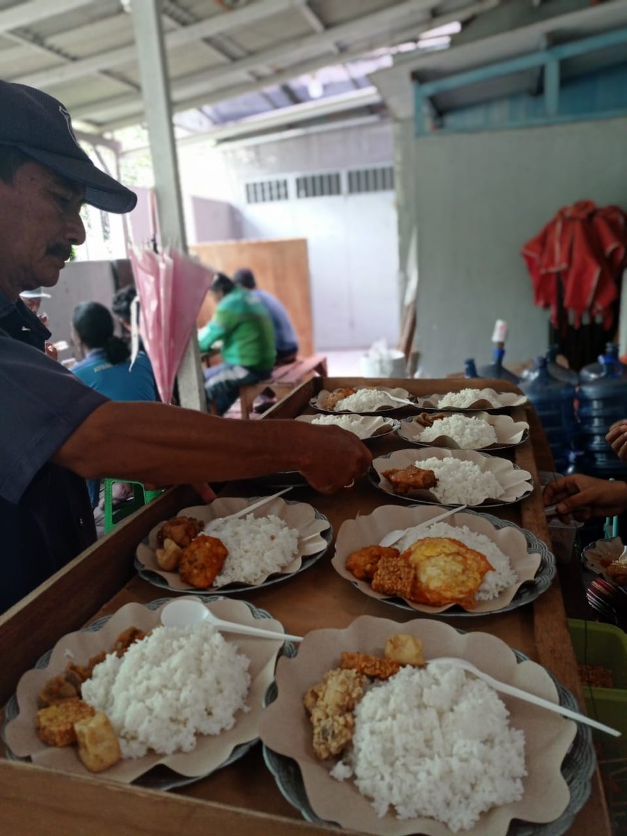 rumahalinsyiroh's tweet photo. Alhamdulillah hr ini buka mulai jam 9, Kantin Alinsyiroh, Program warung makan gratis tanpa syarat, hari ini menyiapkan kurleb 120 porsi.
Menu ndeso, mantab.
Monggo sarapan abang2q
@PanciB0zz 
@Ndons_Back 
@BangEdiii 
@tokoghoib 
@MCholidi89 
#warungmakangratis
#kantinalinsyiroh https://t.co/UausTwzW70