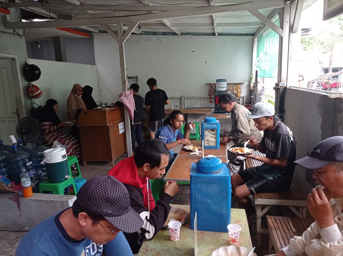 rumahalinsyiroh's tweet photo. Alhamdulillah hr ini buka mulai jam 9, Kantin Alinsyiroh, Program warung makan gratis tanpa syarat, hari ini menyiapkan kurleb 120 porsi.
Menu ndeso, mantab.
Monggo sarapan abang2q
@PanciB0zz 
@Ndons_Back 
@BangEdiii 
@tokoghoib 
@MCholidi89 
#warungmakangratis
#kantinalinsyiroh https://t.co/UausTwzW70