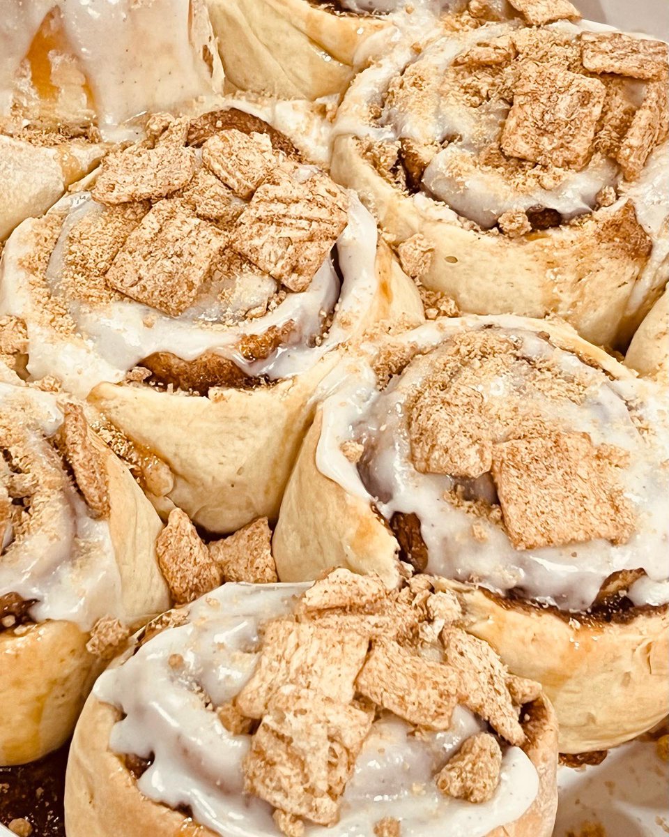 s_bakt's tweet photo. Is that Cinnamon Toast Crunch I see? Why yes it is. Cinnamon roll with toast crunch in the inside and outside. Drizzled with caramel, vanilla bean icing and a sprinkle of streusel. Get yours by clicking the🔗 in the bio. @KwanitaRandle #letsgetbakt https://t.co/U94Xzhmqlo
