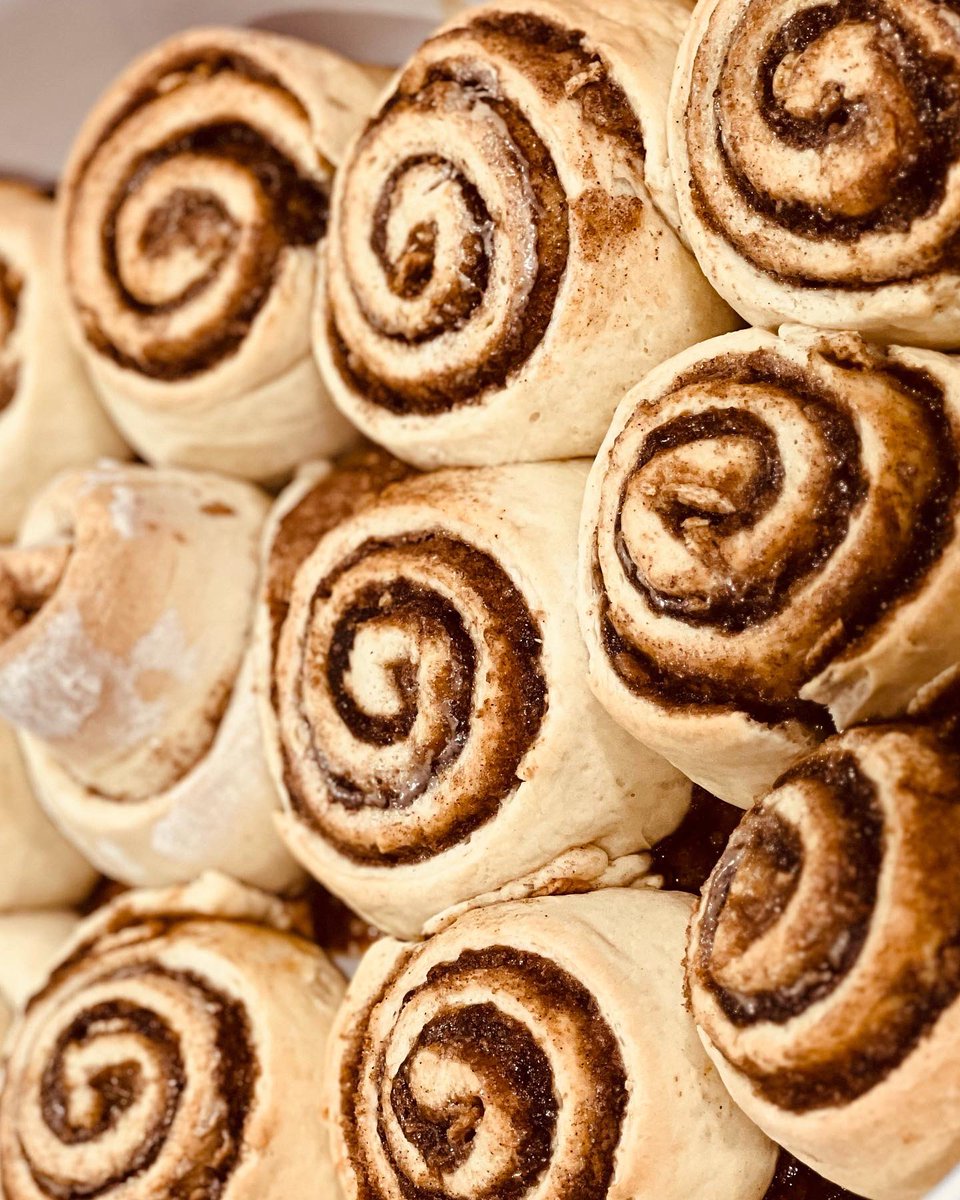 s_bakt's tweet photo. Is that Cinnamon Toast Crunch I see? Why yes it is. Cinnamon roll with toast crunch in the inside and outside. Drizzled with caramel, vanilla bean icing and a sprinkle of streusel. Get yours by clicking the🔗 in the bio. @KwanitaRandle #letsgetbakt https://t.co/U94Xzhmqlo