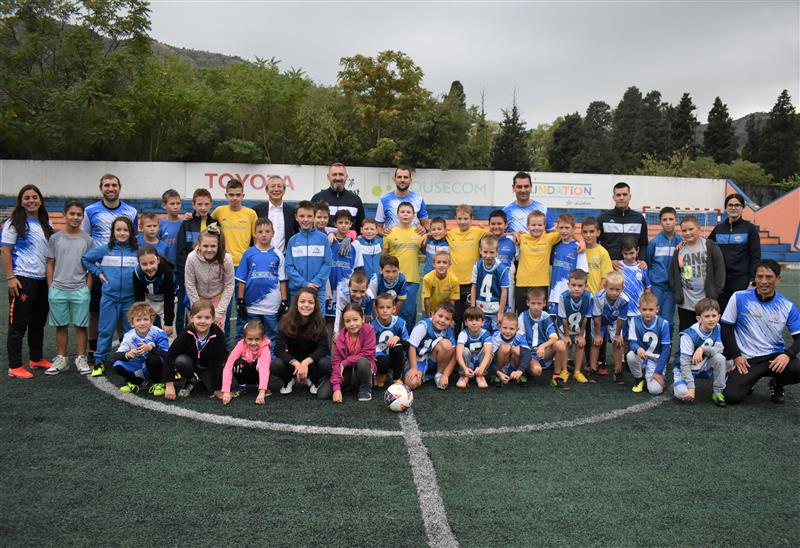 MofaJp_Sports's tweet photo. #マリモスト は、元サッカー日本代表の #宮本恒靖 さんがボスニア・ヘルツェゴビナで設立した、民族の隔てなく学べるスポーツアカデミー!宮本さんの指導を受け、楽しそうに芝生の上を駆け回るこどもたちを見学した伊藤駐🇧🇦日本大使は、民族関係なく一つのボールを追い、健闘しあう姿に感動しました☺️ https://t.co/t62wb5VYUS