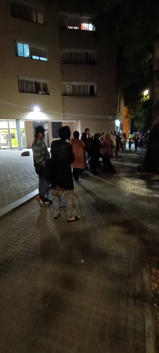 Ahir a <a href="/AsociacindePaz1/">Asociación de Paz</a>: 

"Hem repartit a 70 families.
Una mica de fruita y verdura, embotit, congelats etc.
La gent es fidel per que hi ha necessitat, encara que <a href="/ajuntamentSPM/">Aj Santa Perpètua</a> ho negui."

#MenjadorSocialJa
#FreePabloGonzalez 
#FreeAssange 
#FreeAlexSaab