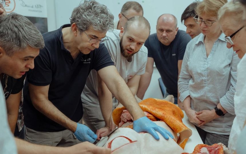 David and his team have safely returned from another surgical training mission in #Ukraine. 

"If I was a pessimist I’d never be able to do what I do. You can always make things better for people.”

Read David's exclusive interview in the <a href="/Telegraph/">The Telegraph</a> 👉: lght.ly/7bbjk58