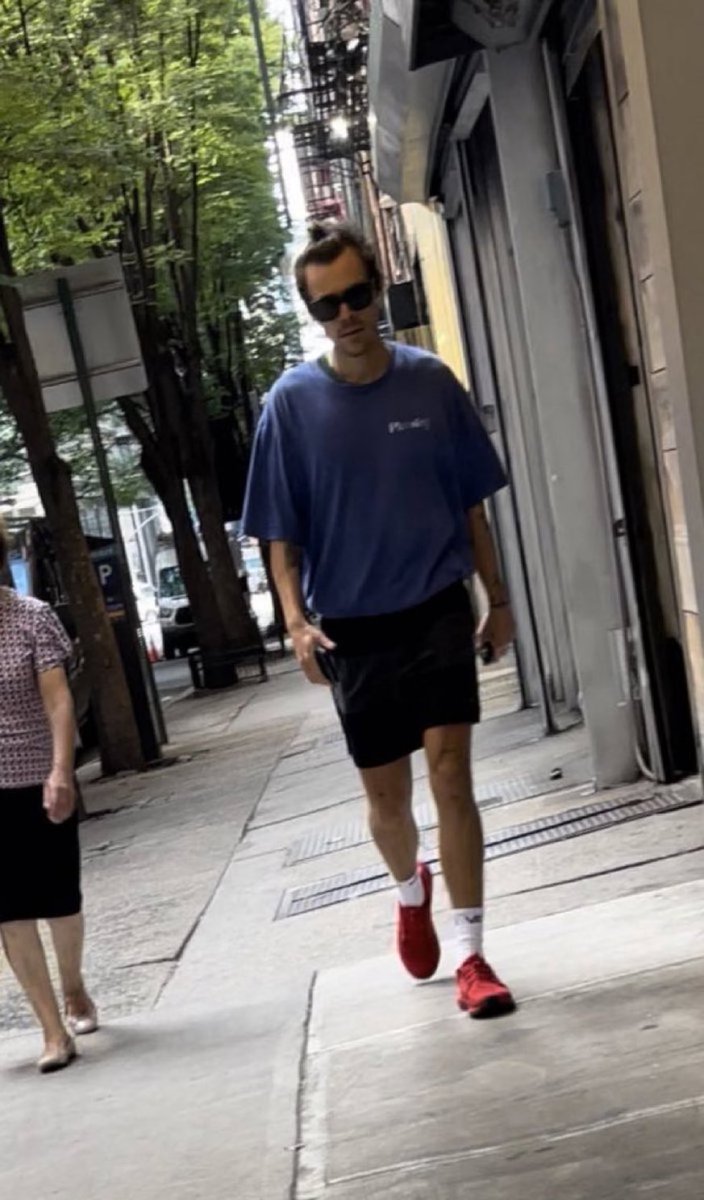teamhsnews's tweet photo. 📸| Harry paseando recientemente! https://t.co/cxr1JdaZRS