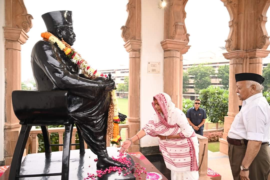sameers91604798's tweet photo. राष्ट्रीय स्वयंसेवक संघ द्वारा आयोजित विजयादशमी उत्सव में प्रमुख अतिथि *सुप्रसिद्ध पर्वतारोही पद्मश्री श्रीमती संतोष यादव जी* और परमपूजनीय सरसंघचालक *डॉ. मोहनजी भागवत* का उद्बोधन 
#RSSVijayadashami2022 
#आरएसएस #RSS #संचलन #राष्ट्रीय_स्वयंसेवक_संघ @RSSorg https://t.co/qgx94IIvXB