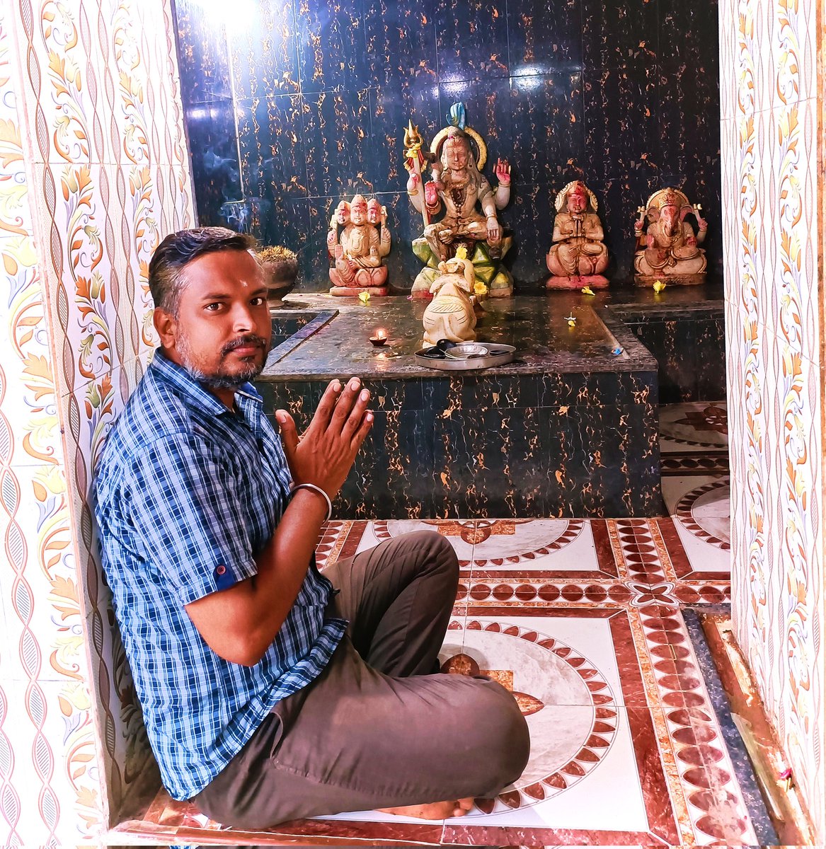 #विजयादशमी पावन पर्व की आपको राम राम एवं अनन्त शुभकामनाएं।प्रभु श्री राम समस्त विश्व को धर्म, सत्य और नैतिकता का मार्ग दिखाते हैं।उनके जीवन आदर्श हमारे भीतर कुरीतियों बुराईयों को दूर करने की संकल्पशक्ति जागृत करते हैं।रघुनंदन को वंदन कर अपने भीतर के तमस का नाश करने का संकल्प लें।