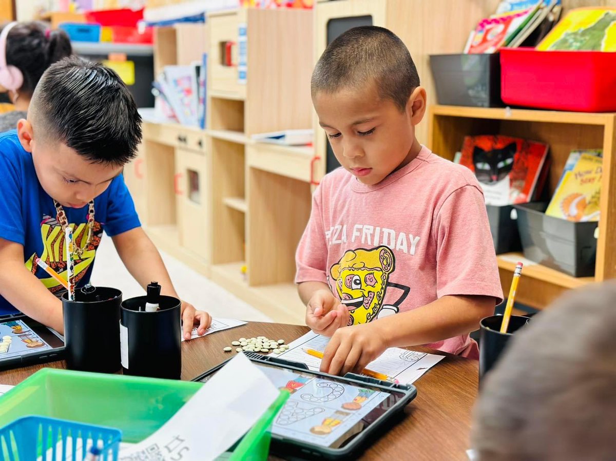 Kindergarten students hard at work during Reading Rotations. ✏️